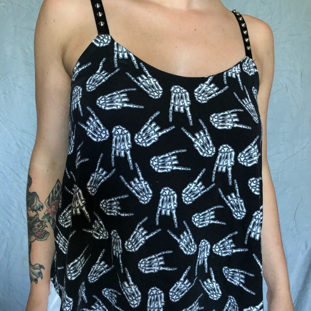 ROCK ON SKELETON TANK